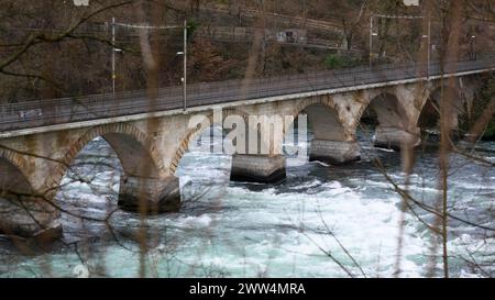 Eisenbahn und Fussgaengerbruecke ueber den Rhein, Am Rheinfall unterhalb des Schloss Laufen. Rheinfall, Neuhausen Schweiz, 24.01.2024, Foto : HMB Medi Banque D'Images