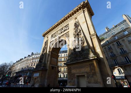 Paris, France - 16 mars 2024 : la porte Saint-Denis est un arc de triomphe à l'emplacement de l'une des portes de l'un des anciens remparts de Paris en histoire Banque D'Images