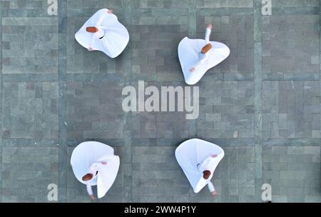 Mevlevi. Soufis filant dehors. Soufi Sema (turc : Spinning Dervich) vue aérienne de Mevlana Banque D'Images