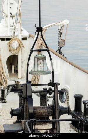 Bateau à vapeur vintage avec une cloche de navire nommée Vevey 1907, chaînes et cordes sur un bateau au Lac Léman, Genève, Suisse Banque D'Images