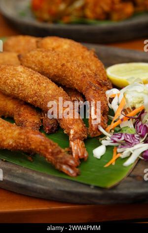 Les brochettes de crevettes frites et la salade sur le côté Banque D'Images