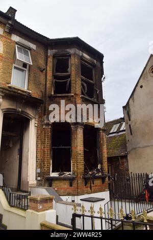 Londres, Royaume-Uni. 21 mars 2024. Enquêteurs et criminalistiques sur les lieux alors qu'un incendie dans une maison dans l'est de Londres est enquêté comme un « crime haineux antisémite » potentiel. Crédit : Vuk Valcic/Alamy Live News Banque D'Images