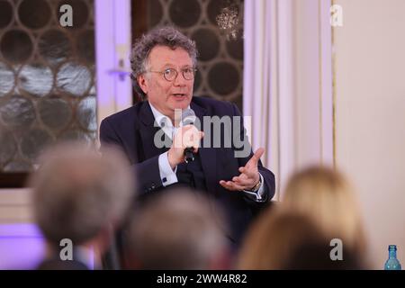 Leipzig, Allemagne. 21 mars 2024. Ingo Schulze, écrivain et président de l'Académie allemande de langue et de poésie, participe à une table ronde après le discours du président fédéral Frank-Walter Steinmeier "35 ans de révolution pacifique, 75 ans de Loi fondamentale - qu'en est-il de notre démocratie?" Au salon du livre de Leipzig. Crédit : Jan Woitas/dpa/Alamy Live News Banque D'Images