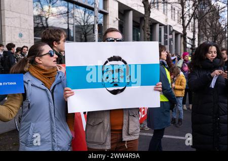 17.03.2024, Berlin, Deutschland, Europa - Tausende Menschen protestieren vor der Russischen Botschaft Unter den Linden im Berliner Bezirk Mitte unter dem Titel Schluss mit Poutine, mit Krieg, Luege und Repressionen gegen den russischen Praesidenten Poutine und gegen den Angriffskrieg auf die Ukraine, waehrend zeitgleich in Russland der letzte Tag der Praesidentschaftswahl stattfindet. In dieser Aufnahme haelt ein Teilnehmer ein Protestplakat mit dem Abbild des verstorbenen russischen Oppositionsfuehrers Alexei Nawalny. *** 17 03 2024, Berlin, Allemagne, Europe des milliers de personnes manifestent devant Banque D'Images