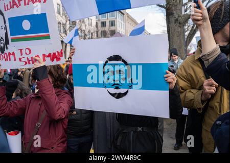 17.03.2024, Berlin, Deutschland, Europa - Tausende Menschen protestieren vor der Russischen Botschaft Unter den Linden im Berliner Bezirk Mitte unter dem Titel Schluss mit Poutine, mit Krieg, Luege und Repressionen gegen den russischen Praesidenten Poutine und gegen den Angriffskrieg auf die Ukraine, waehrend zeitgleich in Russland der letzte Tag der Praesidentschaftswahl stattfindet. In dieser Aufnahme haelt eine Teilnehmerin ein Protestplakat mit dem Abbild des verstorbenen russischen Oppositionsfuehrers Alexei Nawalny. *** 17 03 2024, Berlin, Allemagne, Europe des milliers de personnes manifestent devant Banque D'Images