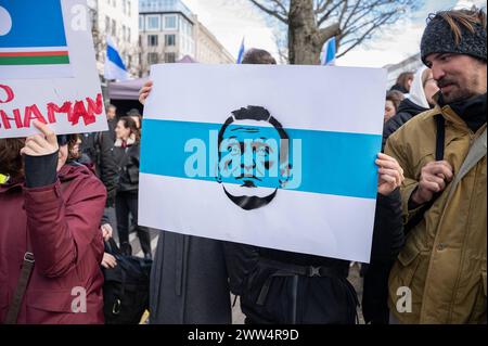 17.03.2024, Berlin, Deutschland, Europa - Tausende Menschen protestieren vor der Russischen Botschaft Unter den Linden im Berliner Bezirk Mitte unter dem Titel Schluss mit Poutine, mit Krieg, Luege und Repressionen gegen den russischen Praesidenten Poutine und gegen den Angriffskrieg auf die Ukraine, waehrend zeitgleich in Russland der letzte Tag der Praesidentschaftswahl stattfindet. In dieser Aufnahme haelt eine Teilnehmerin ein Protestplakat mit dem Abbild des verstorbenen russischen Oppositionsfuehrers Alexei Nawalny. *** 17 03 2024, Berlin, Allemagne, Europe des milliers de personnes manifestent devant Banque D'Images