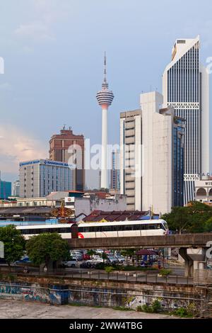 Kuala Lumpur, Malaisie - 12 septembre 2018 : train de métro sur une voie ferrée surélevée passant devant la tour KL. Banque D'Images