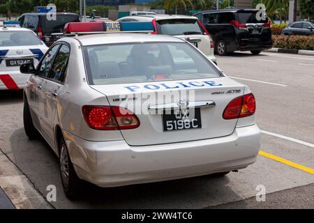 Downtown Core, Singapour - 05 septembre 2018 : voitures de police garées à côté de la station MRT Bayfront. Banque D'Images