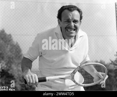 Portrait de la légende de la comédie à dents lacunaires TERRY-THOMAS dans le rôle de Raymond Delauney à L'ÉCOLE POUR LES ESCROCS 1960 réalisateur ROBERT HAMER basé sur les livres de STEPHEN POTTER musique JOHN ADDISON ABPC / Warner-Pathe Banque D'Images