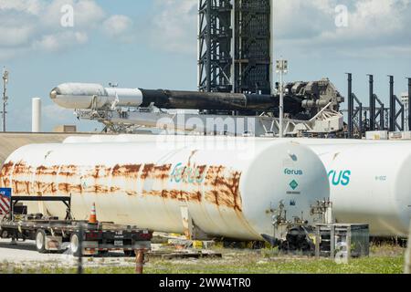 CAP CANAVERAL, FLORIDE - 15 MARS 2024. Fusée FALCON 9 couchée horizontalement pendant la réparation. Une fusée transportant un ensemble de satellites en orbite autour du Banque D'Images