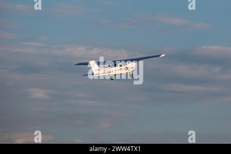 FORT MYERS, FLORIDE : 15 FÉVRIER 2024. Un CESSNA 172M décolle de l'aéroport page Field de Fort Myers, sur la côte du golfe du Mexique. Floride, États-Unis Banque D'Images