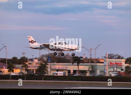 FORT MYERS, FLORIDE, ÉTATS-UNIS - 15 FÉVRIER 2024. 2022 PIPER ARCHER III, PA-28-181 atterrit à l'aéroport de page Field à Fort Myers, sur la côte du golfe du Mexique. Floride, États-Unis Banque D'Images