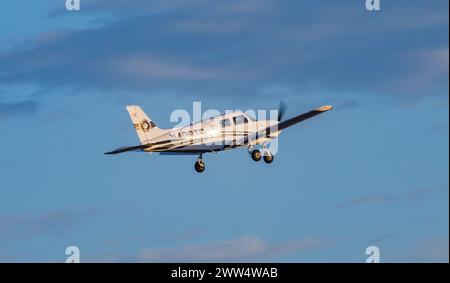 FORT MYERS, FLORIDE, ÉTATS-UNIS - 15 FÉVRIER 2024. PIPER ARCHER III vole dans le ciel bleu par une journée ensoleillée à Fort Myers sur la côte du golfe du Mexique. Floride, États-Unis Banque D'Images