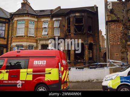 Londres, Royaume-Uni. 21 mars 2024. Enquêteurs et criminalistiques sur les lieux alors qu'un incendie dans une maison dans l'est de Londres est enquêté comme un « crime haineux antisémite » potentiel. Crédit : Vuk Valcic/Alamy Live News Banque D'Images