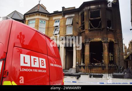 Londres, Royaume-Uni. 21 mars 2024. Enquêteurs et criminalistiques sur les lieux alors qu'un incendie dans une maison dans l'est de Londres est enquêté comme un « crime haineux antisémite » potentiel. Crédit : Vuk Valcic/Alamy Live News Banque D'Images