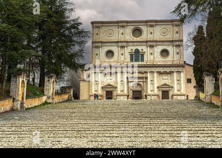 L'escalier monumental et la façade de la basilique de San Berardino da Siena par Cola d'Amatrice. L'Aquila, Abruzzes, Italie, Europe Banque D'Images