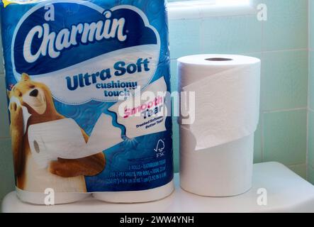 Charmin Toilet Tissue Now dispose d'une déchirure lisse entre les feuilles, 2024, États-Unis Banque D'Images