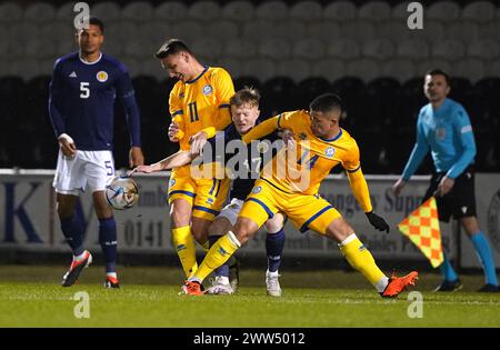 L'écossais Lyall Cameron (au centre) est défié par les kazakhs Denis Mitrofanov (à gauche) et David Yessimbekov lors du match de qualification du groupe B du Championnat UEFA Euro U21 au stade SMISA, en Écosse. Date de la photo : jeudi 21 mars 2024. Banque D'Images