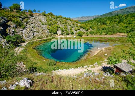 L'œil de la Terre, Croatie Cetina River source. Église en arrière-plan. Tourisme rural et destinations touristiques. Banque D'Images