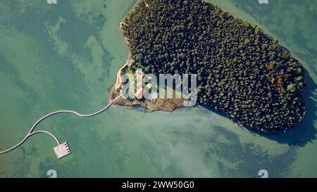 Vue aérienne par drone de l'île de Zvernec et du monastère de Sainte Marie en Albanie. L'une des îles les plus visitées d'Albanie. Banque D'Images