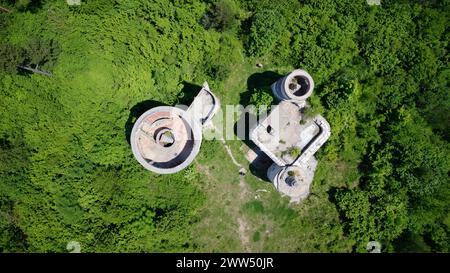 Vue aérienne par drone du Colina Kapa détruit, Observatoire astronomique, à Sarajevo, Bosnie-Herzégovine. Banque D'Images