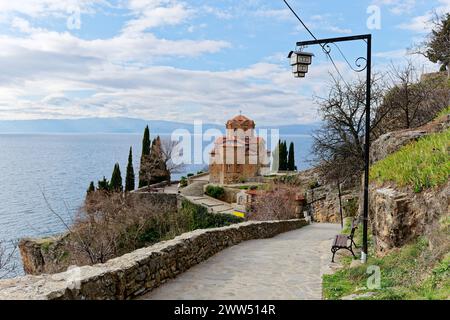 Vue de l'église Saint Jean le théologien dans le lac Ohrid, Macédoine du Nord. Destination de voyage avec intérêt culturel et naturel. Site UNESCO. Banque D'Images