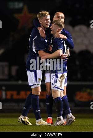 L'écossais Lyall Cameron (au centre) célèbre avoir marqué le deuxième but de son équipe avec ses coéquipiers lors du match de qualification du groupe B pour le championnat UEFA Euro U21 au stade SMISA, en Écosse. Date de la photo : jeudi 21 mars 2024. Banque D'Images