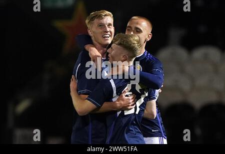 L'écossais Lyall Cameron (au centre) célèbre avoir marqué le deuxième but de son équipe avec ses coéquipiers lors du match de qualification du groupe B pour le championnat UEFA Euro U21 au stade SMISA, en Écosse. Date de la photo : jeudi 21 mars 2024. Banque D'Images