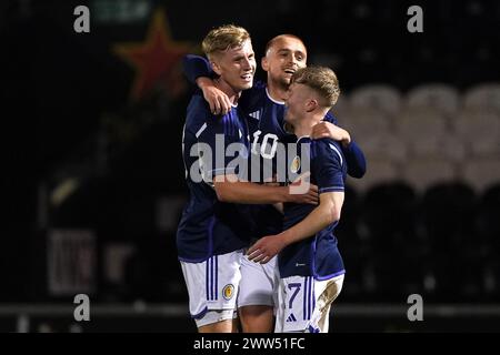 L'écossais Lyall Cameron (à droite) célèbre avoir marqué le deuxième but de son équipe avec ses coéquipiers lors du match de qualification du groupe B pour le championnat UEFA Euro U21 au stade SMISA, en Écosse. Date de la photo : jeudi 21 mars 2024. Banque D'Images