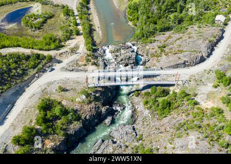 Ponts sur la route X-901 traversant la rivière Rio Tranquilo au sud de Cochrane, ancien pont suspendu remplacé par un pont en acier moderne, Patagonie, Chili Banque D'Images