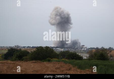 (240321) -- Nir AM, 21 mars 2024 (Xinhua) -- des flots de fumée à Gaza dans le cadre du conflit israélo-Hamas en cours, vu près de Nir Am, un kibboutz dans le sud d'Israël, le 21 mars 2024. Le ministère de la santé de Gaza dirigé par le Hamas a déclaré jeudi dans un communiqué que l’armée israélienne a tué 65 Palestiniens et en a blessé 92 autres au cours des dernières 24 heures, portant le nombre total de morts à 31 988 et de blessés à 74 188 depuis que le conflit Israël-Hamas a éclaté le 7 octobre 2023. Israël a lancé une offensive à grande échelle contre le Hamas dans la bande de Gaza pour riposter contre un sou du Hamas Banque D'Images