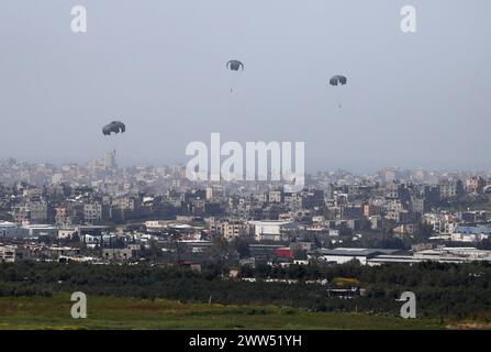 (240321) -- Nir AM, 21 mars 2024 (Xinhua) -- de l'aide humanitaire larguée par avion tombe vers la bande de Gaza dans le cadre du conflit israélo-Hamas en cours, vu près de Nir Am, un kibboutz dans le sud d'Israël, le 21 mars 2024. Le ministère de la santé de Gaza dirigé par le Hamas a déclaré jeudi dans un communiqué que l’armée israélienne a tué 65 Palestiniens et en a blessé 92 autres au cours des dernières 24 heures, portant le nombre total de morts à 31 988 et de blessés à 74 188 depuis que le conflit Israël-Hamas a éclaté le 7 octobre 2023. Israël a lancé une offensive à grande échelle contre le Hamas dans la bande de Gaza pour riposter à nouveau Banque D'Images