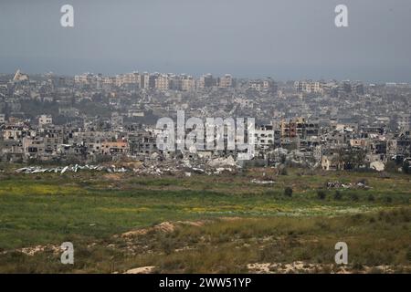 (240321) -- Nir AM, 21 mars 2024 (Xinhua) -- la photo prise le 21 mars 2024 montre une vue de bâtiments détruits dans la bande de Gaza dans le cadre du conflit israélo-Hamas en cours, vue de près de Nir Am, un kibboutz dans le sud d'Israël. Le ministère de la santé de Gaza dirigé par le Hamas a déclaré jeudi dans un communiqué que l’armée israélienne a tué 65 Palestiniens et en a blessé 92 autres au cours des dernières 24 heures, portant le nombre total de morts à 31 988 et de blessés à 74 188 depuis que le conflit Israël-Hamas a éclaté le 7 octobre 2023. Israël a lancé une offensive à grande échelle contre le Hamas dans la bande de Gaza à retali Banque D'Images