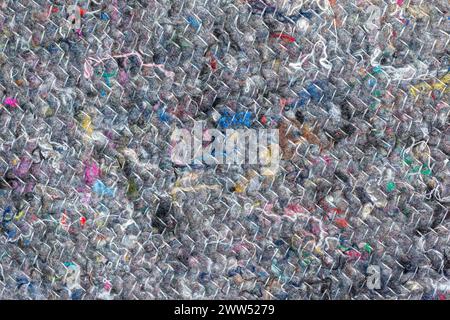 Gros plan d'une couverture mobile grise avec des fils multicolores sur sa texture Banque D'Images