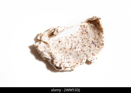 Échantillon de gommage naturel isolé sur fond blanc. Crème pelable avec microcapsules. Taches de frottis de produit de soin exfoliant pour la peau Banque D'Images