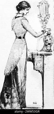 Portrait d'une dame en manteau de dentelle, par M.W. Noir et blanc. Photographie tirée d'un magazine initialement publié en 1899. Banque D'Images