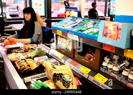 aldi supermarché comptoir de vérification des clients dans la ville de ramsgate, est kent, royaume-uni mars 2024 Banque D'Images