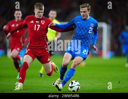 Jordan James du pays de Galles (à gauche) et Daniel Hakans du Finlande s'affrontent pour le ballon lors du match éliminatoire qualificatif pour l'Euro 2024 de l'UEFA au stade de Cardiff, à Cardiff. Date de la photo : jeudi 21 mars 2024. Banque D'Images