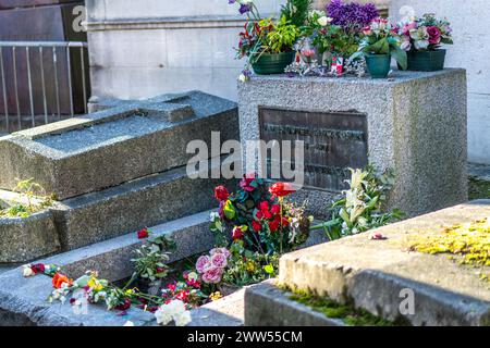 Lieu de repos final de Jim Morrison orné de fleurs colorées. Banque D'Images