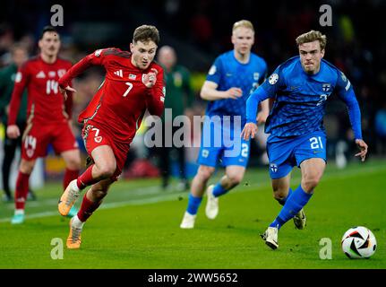 Le gallois David Brooks (à gauche) et le finlandais Daniel Hakans en action lors du match éliminatoire qualificatif de l'UEFA Euro 2024 au stade de Cardiff, Cardiff. Date de la photo : jeudi 21 mars 2024. Banque D'Images