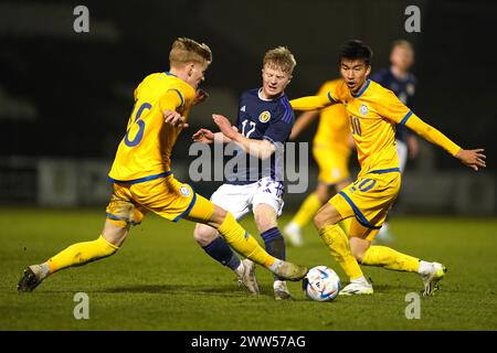 L'écossais Lyall Camero se bat pour le ballon contre les kazakhs Daniil Nyrkov (à gauche) et Abylaikhan Nazymkhanov lors du match du groupe B qualificatif pour le Championnat UEFA Euro U21 au stade SMISA, en Écosse. Date de la photo : jeudi 21 mars 2024. Banque D'Images