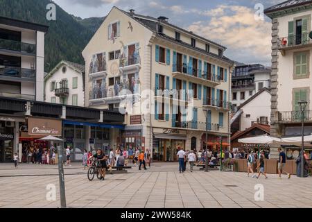 Rue du Dr Paccard avec une fresque géante représentant certains des guides de montagne les plus renommés de la ville alpine, Chamonix, haute Savoie, France Banque D'Images