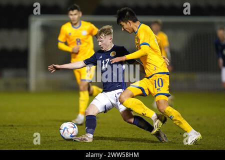 L'écossais Lyall Cameron (à gauche) et le kazakh Abylaikhan Nazymkhanov s'affrontent pour le ballon lors du match de qualification du groupe B du championnat UEFA Euro U21 au stade SMISA, en Écosse. Date de la photo : jeudi 21 mars 2024. Banque D'Images