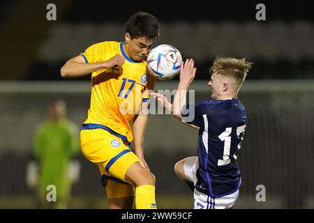 Le Kazakhstan Yersultan Kaldyvekov (à gauche) et l'Ecosse Lyall Cameron se battent pour le ballon lors du match de qualification B du Championnat UEFA Euro U21 au stade SMISA, en Écosse. Date de la photo : jeudi 21 mars 2024. Banque D'Images