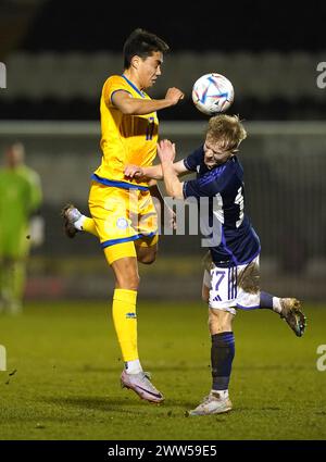 Le Kazakhstan Yersultan Kaldyvekov (à gauche) et l'Ecosse Lyall Cameron se battent pour le ballon lors du match de qualification B du Championnat UEFA Euro U21 au stade SMISA, en Écosse. Date de la photo : jeudi 21 mars 2024. Banque D'Images