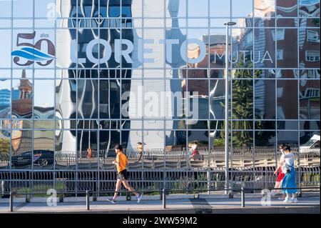Madrid, Espagne. 5 août 2023. Les gens passent devant la compagnie d'assurance espagnole Loreto Mutua en Espagne. (Crédit image : © Xavi Lopez/SOPA images via ZUMA Press Wire) USAGE ÉDITORIAL SEULEMENT! Non destiné à UN USAGE commercial ! Banque D'Images