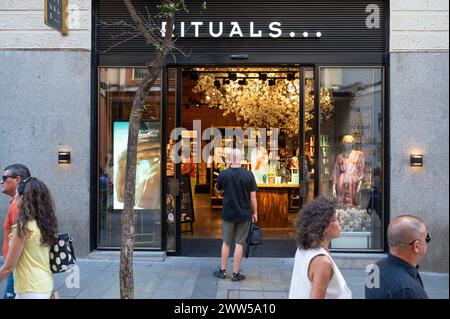 Madrid, Espagne. 5 août 2023. Les piétons passent devant le magasin Rituals de la marque de cosmétiques hollandaise en Espagne. (Crédit image : © Xavi Lopez/SOPA images via ZUMA Press Wire) USAGE ÉDITORIAL SEULEMENT! Non destiné à UN USAGE commercial ! Banque D'Images