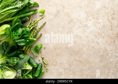 Fond végétal vert. Divers légumes verts. Légumes. Manger propre, végétarien sain, concept de nourriture végétalienne, espace de copie, vue de dessus Banque D'Images