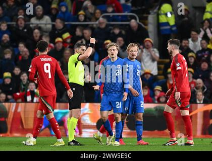 Cardiff, Royaume-Uni. 21 mars 2024. L'arbitre István Kovács jaune les cartes Daniel Håkans de Finlande, lors du match de demi-finale des éliminatoires de l'UEFA Euro Qualifiers pays de Galles contre Finlande au Cardiff City Stadium, Cardiff, Royaume-Uni, 21 mars 2024 (photo Craig Thomas/News images) à Cardiff, Royaume-Uni, le 21/03/2024. (Photo de Craig Thomas/News images/SIPA USA) crédit : SIPA USA/Alamy Live News Banque D'Images