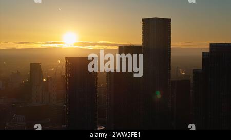 Drone aérien tourné à travers Manchester tourné de l'ouest vers l'est à Deansgate Square, Manchester, Royaume-Uni Banque D'Images